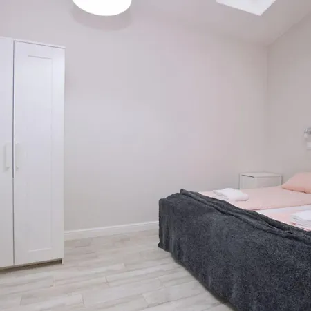 Comfortable Victus Near The Railway Station By Renters *